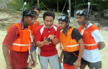 A trainer shows how to use a GPS to map MPA boundaries Credit: ADB